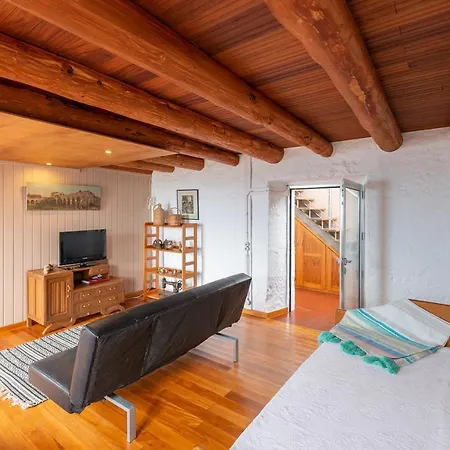 Lobo Do Mar * Calheta de Nesquim